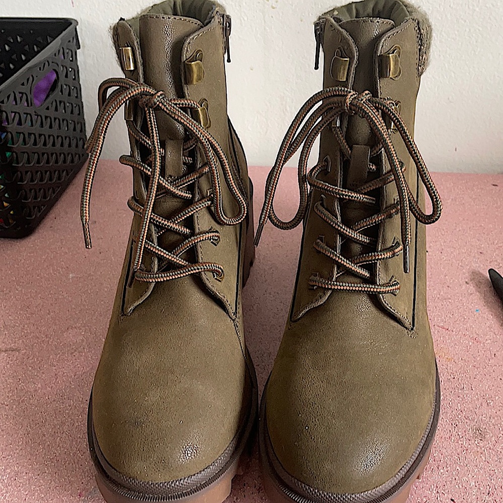 Women’s Aveline Hiking Boots